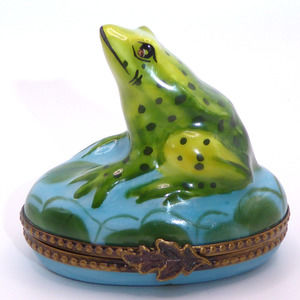 LIMOGES PILL BOX FROG ON LILLY PAD LIMOGES PEINT MAIN RETIRED WITH CHIP LEFT EYE